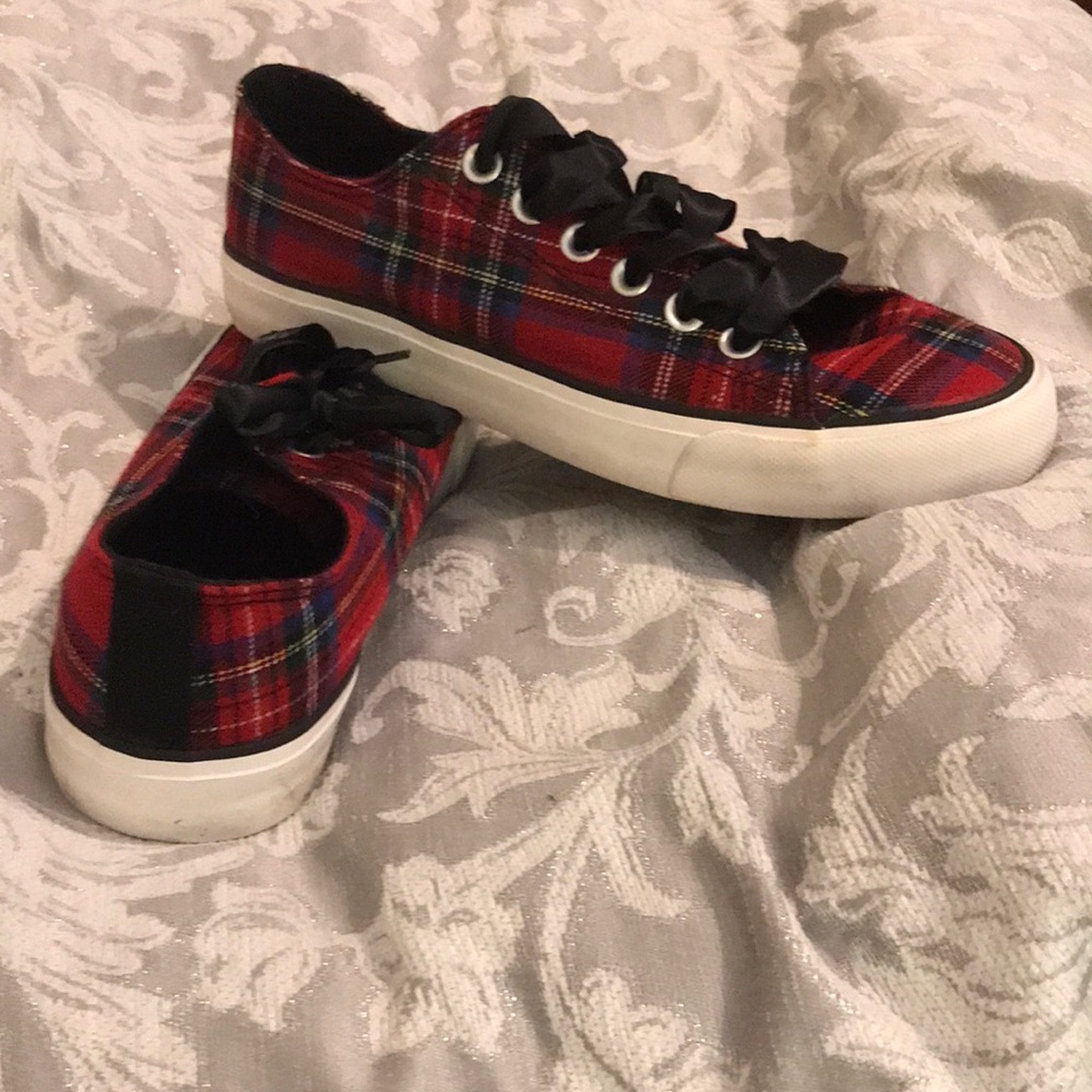 Size 8 plaid, ribbon lace up tennis shoes